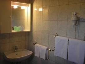 A bathroom with a sink and a mirror

Description automatically generated with low confidence