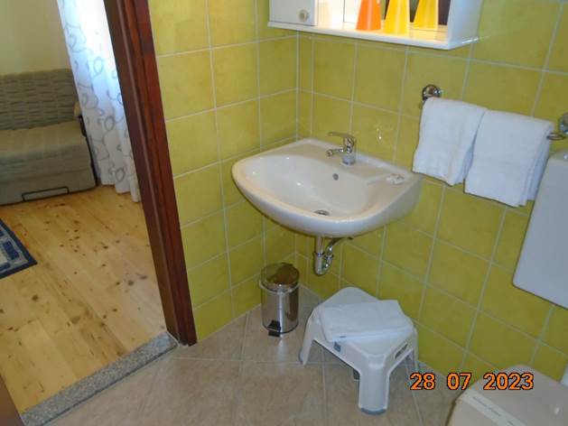 A sink in a bathroom

Description automatically generated
